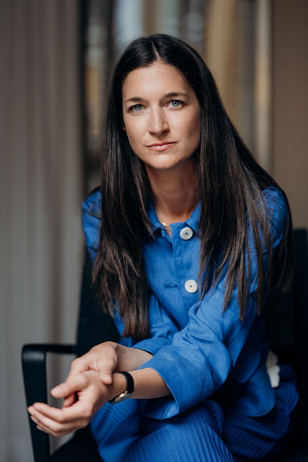 Eva Mettenmaier auf einem Stuhl sitzend.