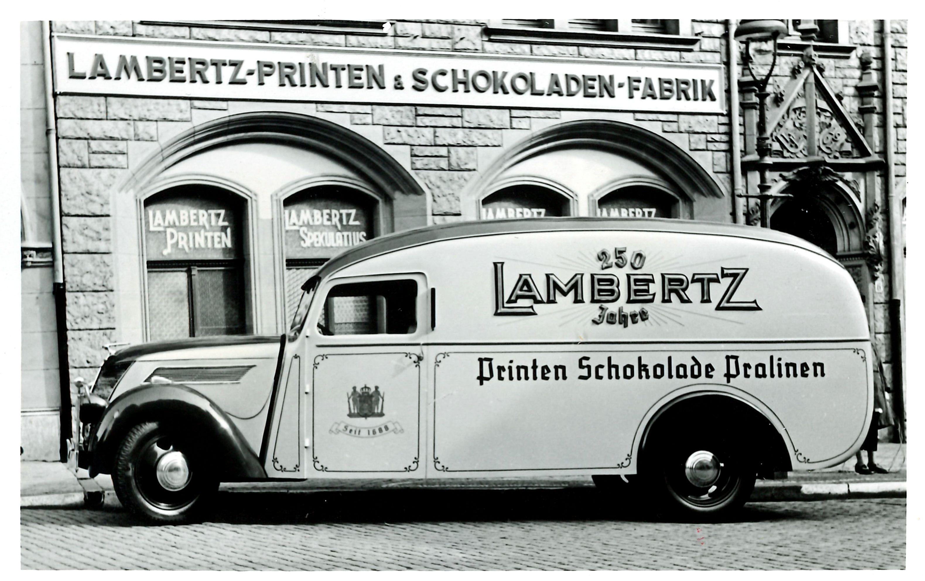 Das Foto zeigt ein damaliges Lambertz-Lieferfahrzeug.