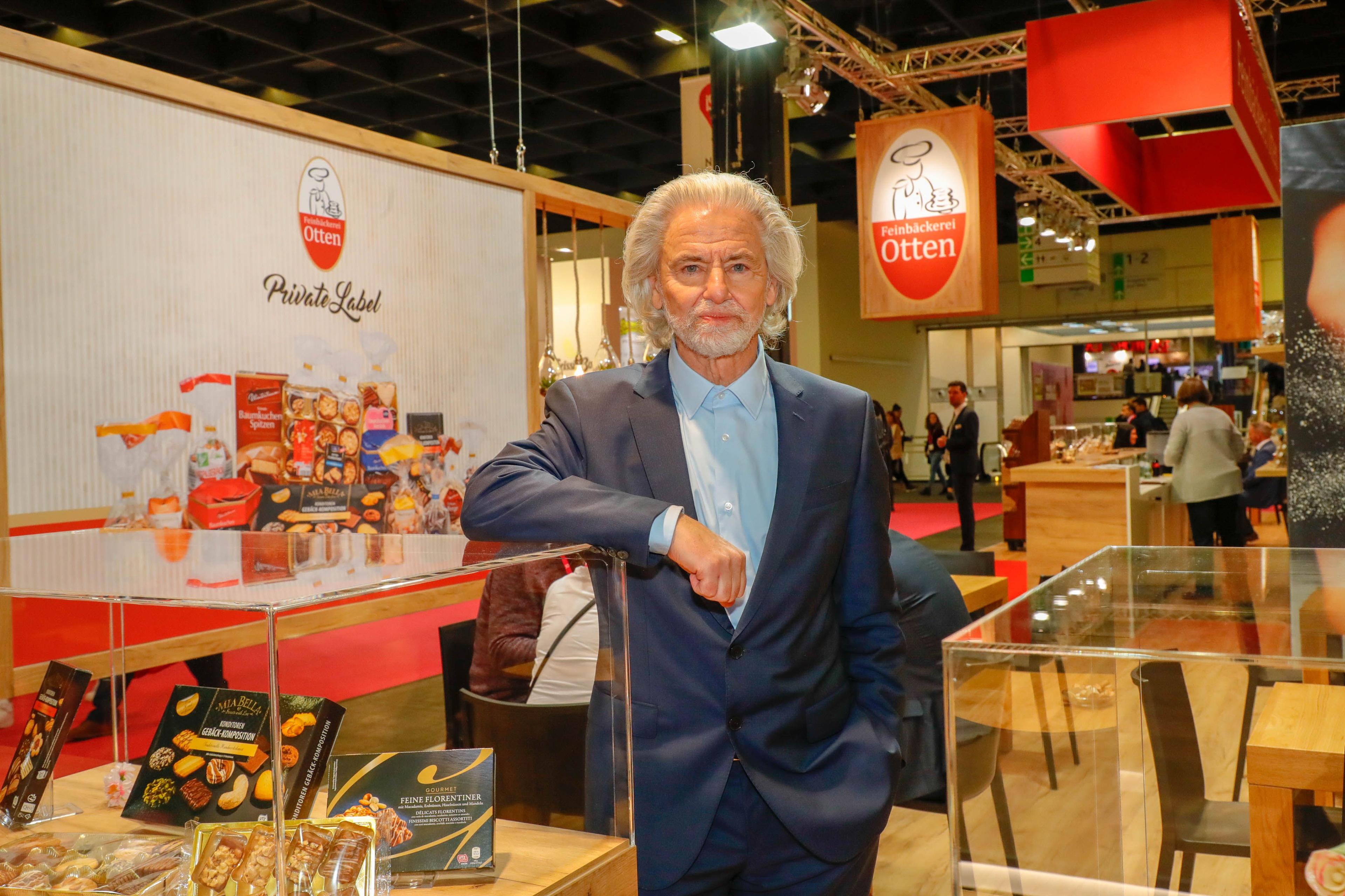 Dr. Hermann Bühlbecker am Messestand des Feinbäckers Otten, der auch zur Lambertz-Gruppe gehört.