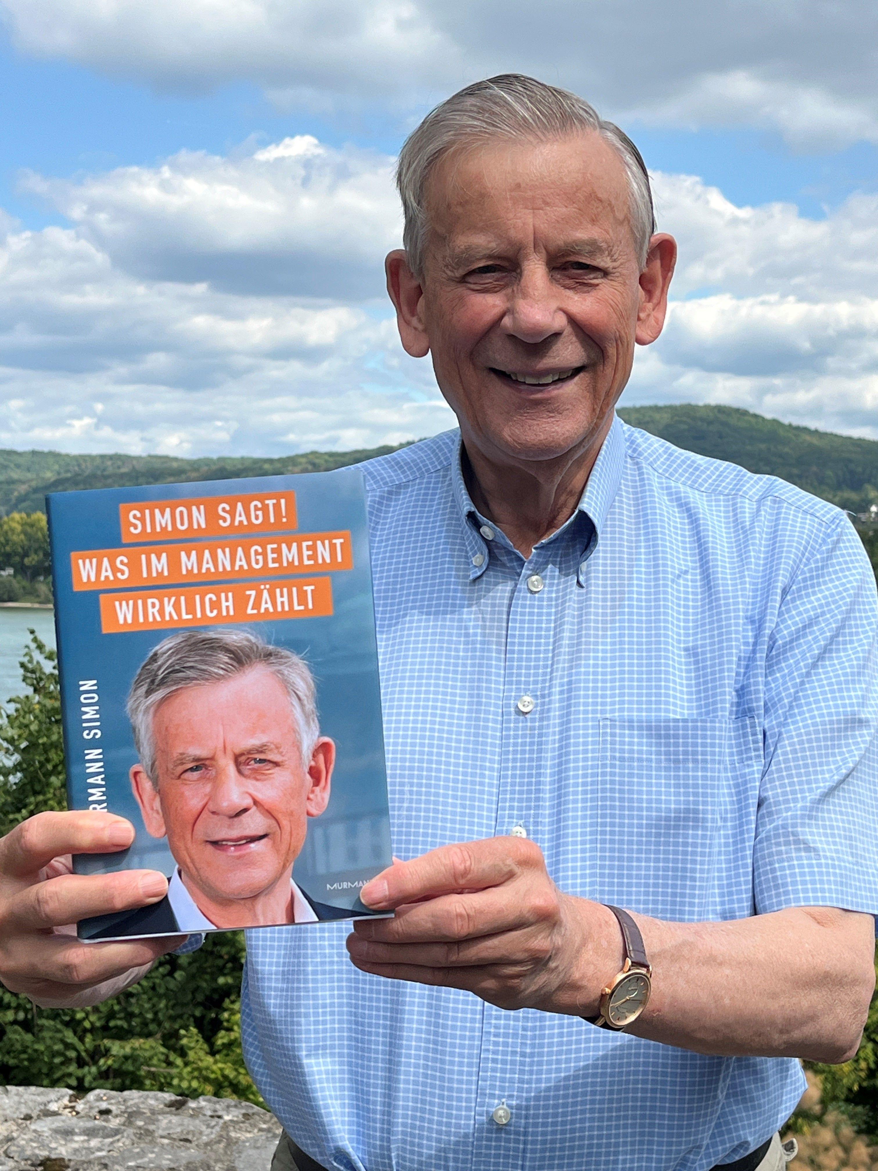 Prof. Dr. Dr. h.c. mult. Hermann Simon zeigt das Cover seines neuen Buches.