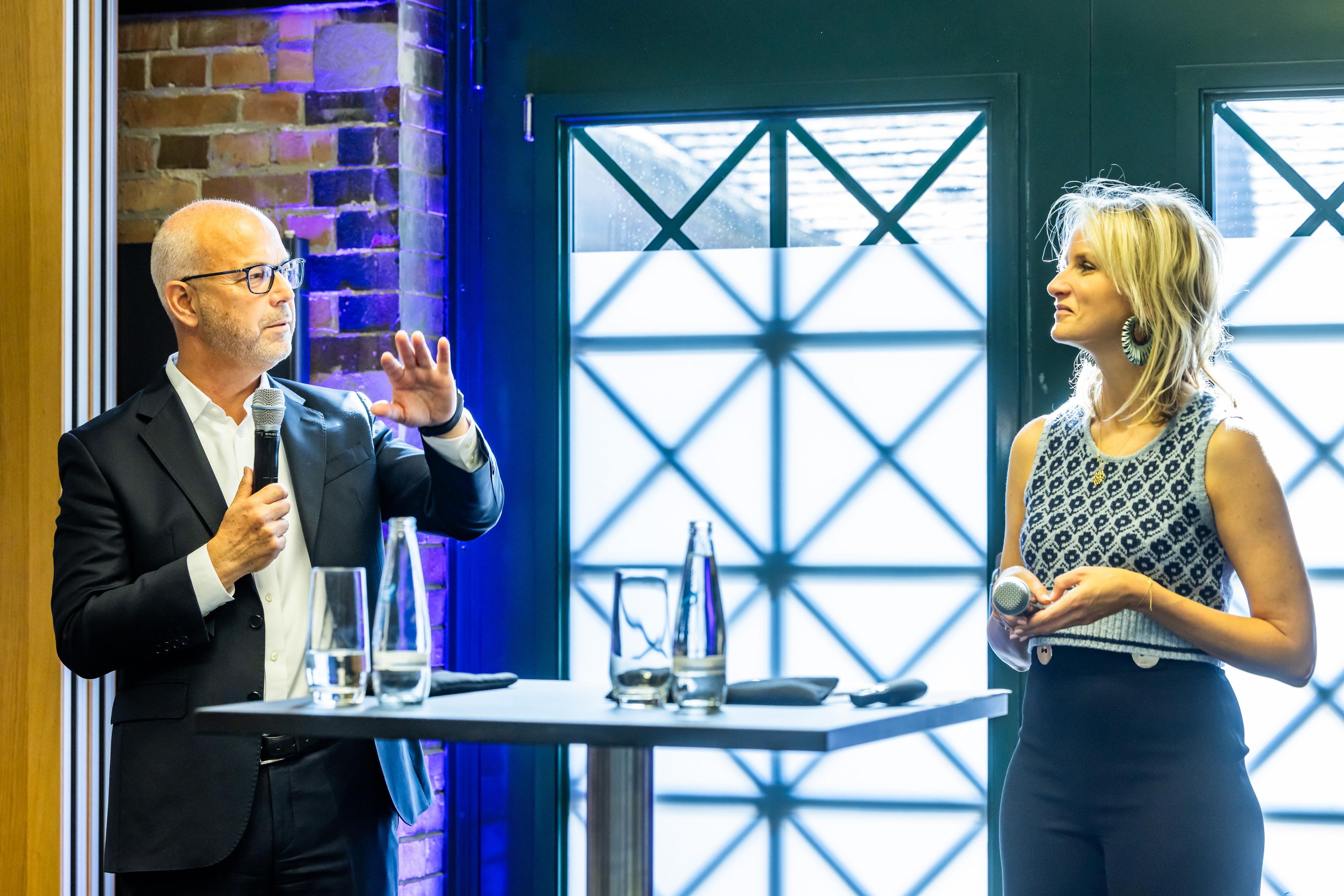 Johannes Linden und Caroline von Linsingen auf dem Podium der Veranstaltung MyWay.