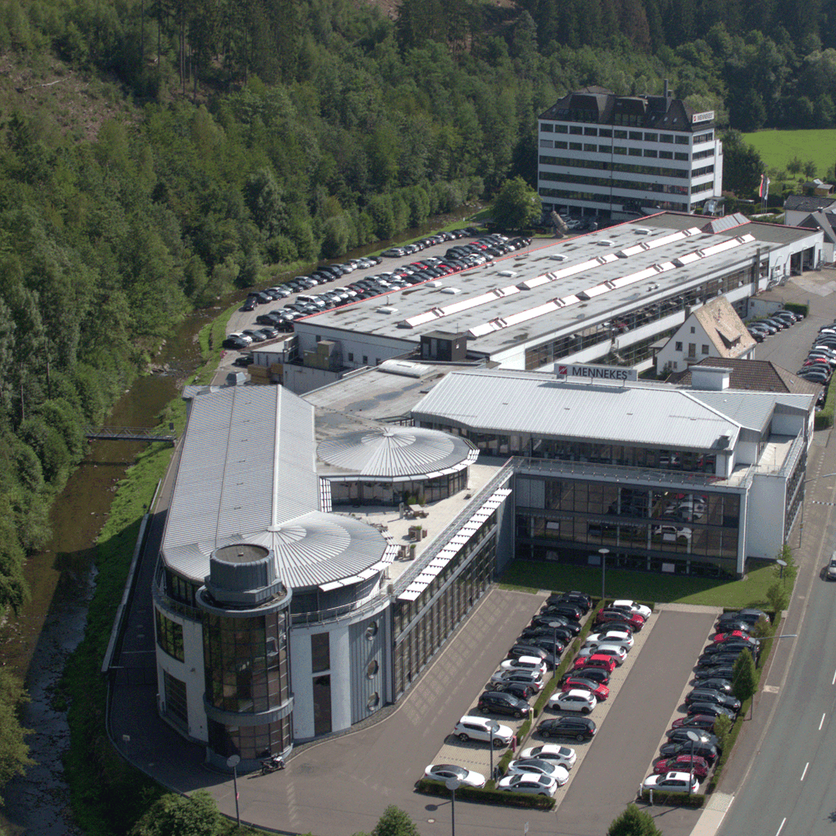 Blick von oben auf den Hauptsitz von Mennekes im Sauerland.