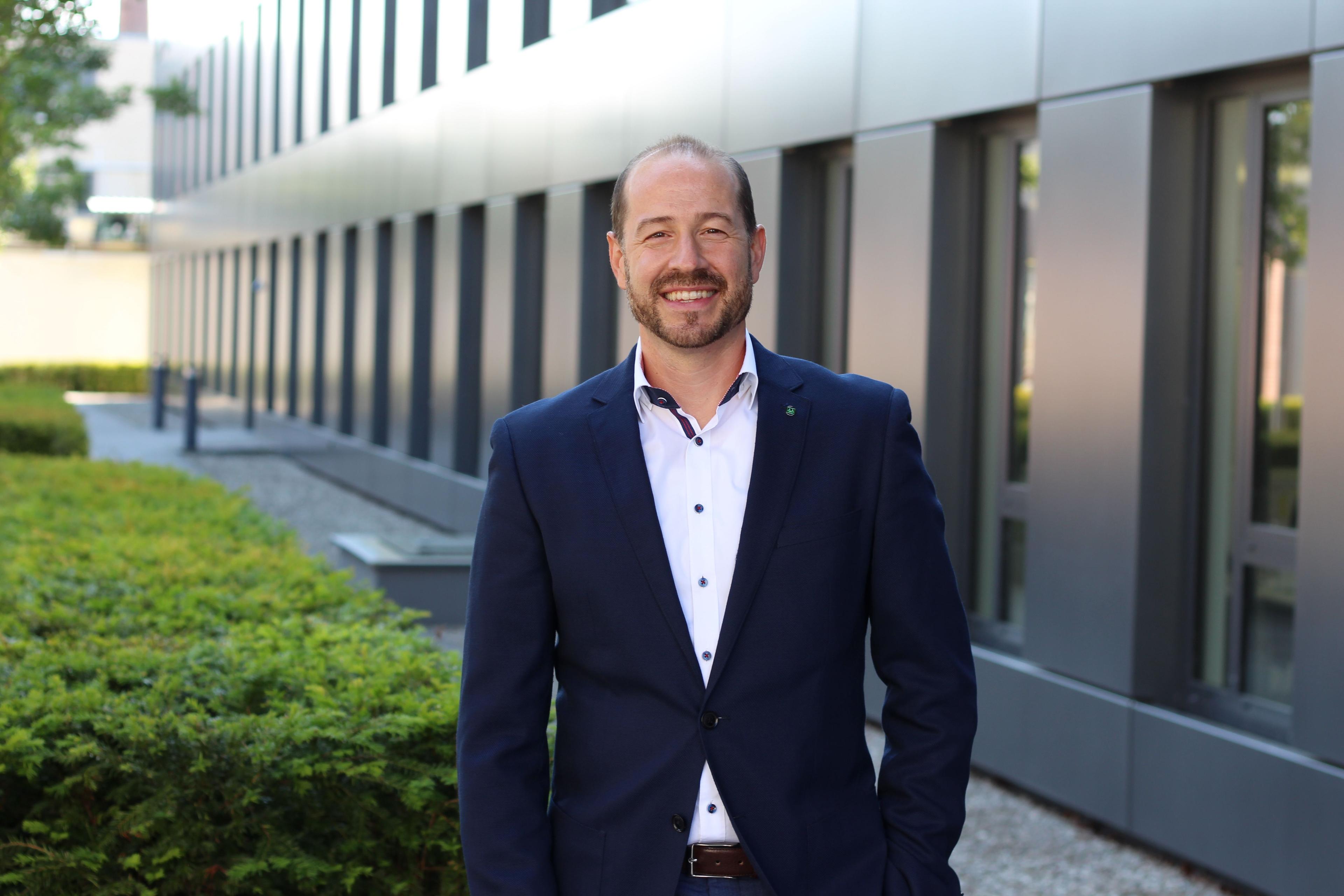 Christoph Hückelheim steht vor dem Firmensitz