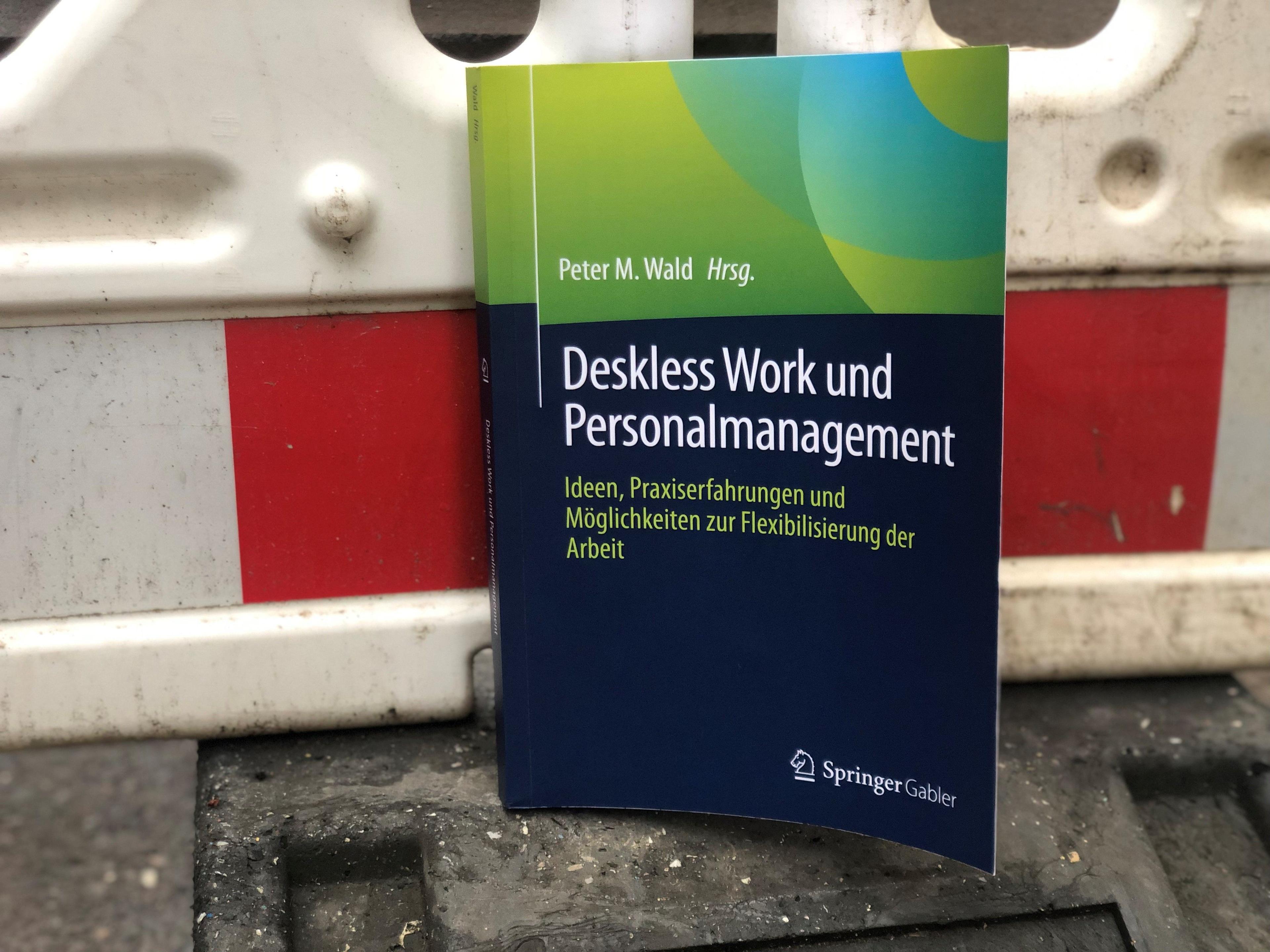 Das neue Buch von Prof. Wald vor einem Bauzaun