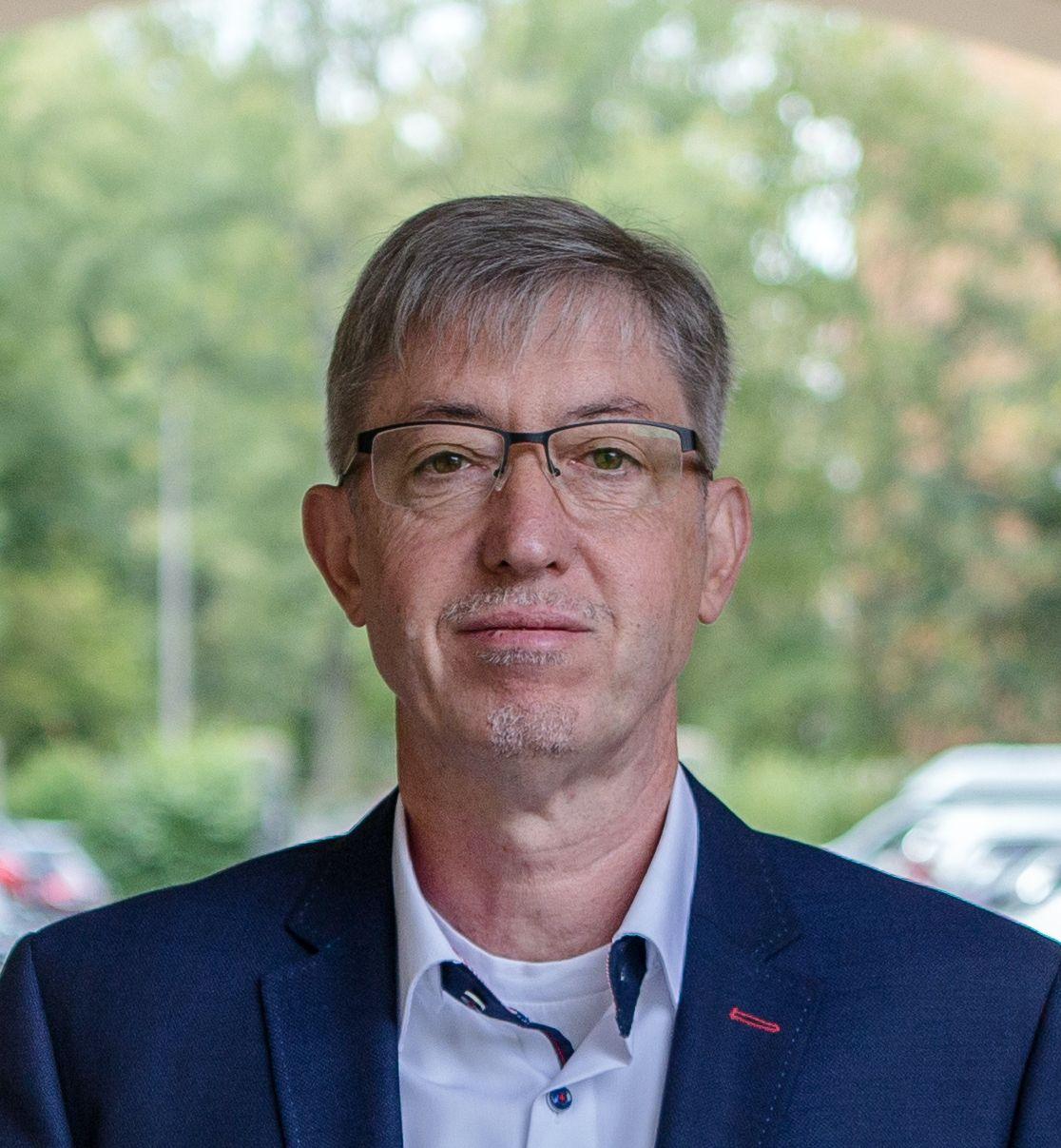 Professor Dr. Peter M. Wald schaut in die Kamera.