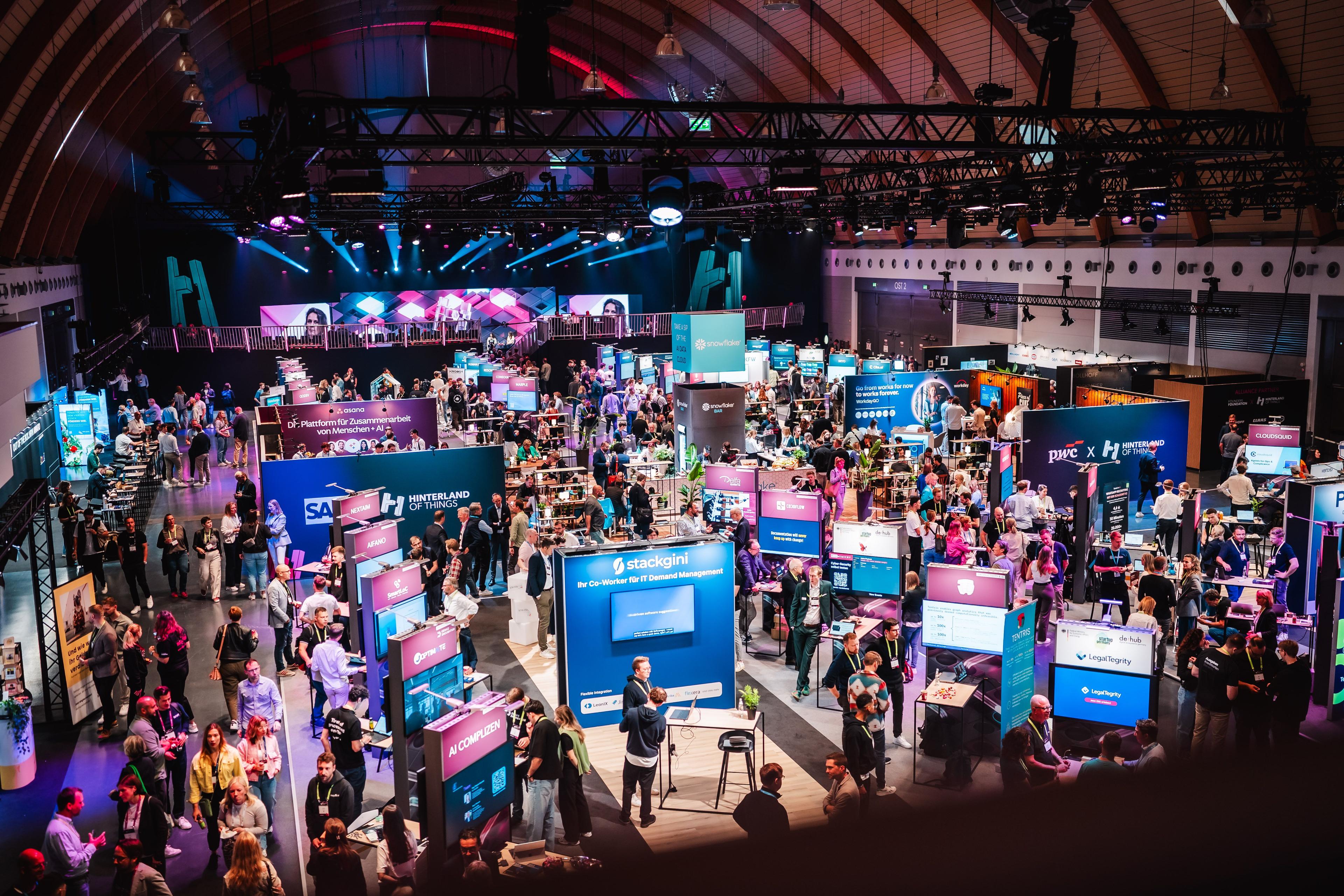 Blick aus gehobener Perspektive auf die messeähnliche Veranstaltung.