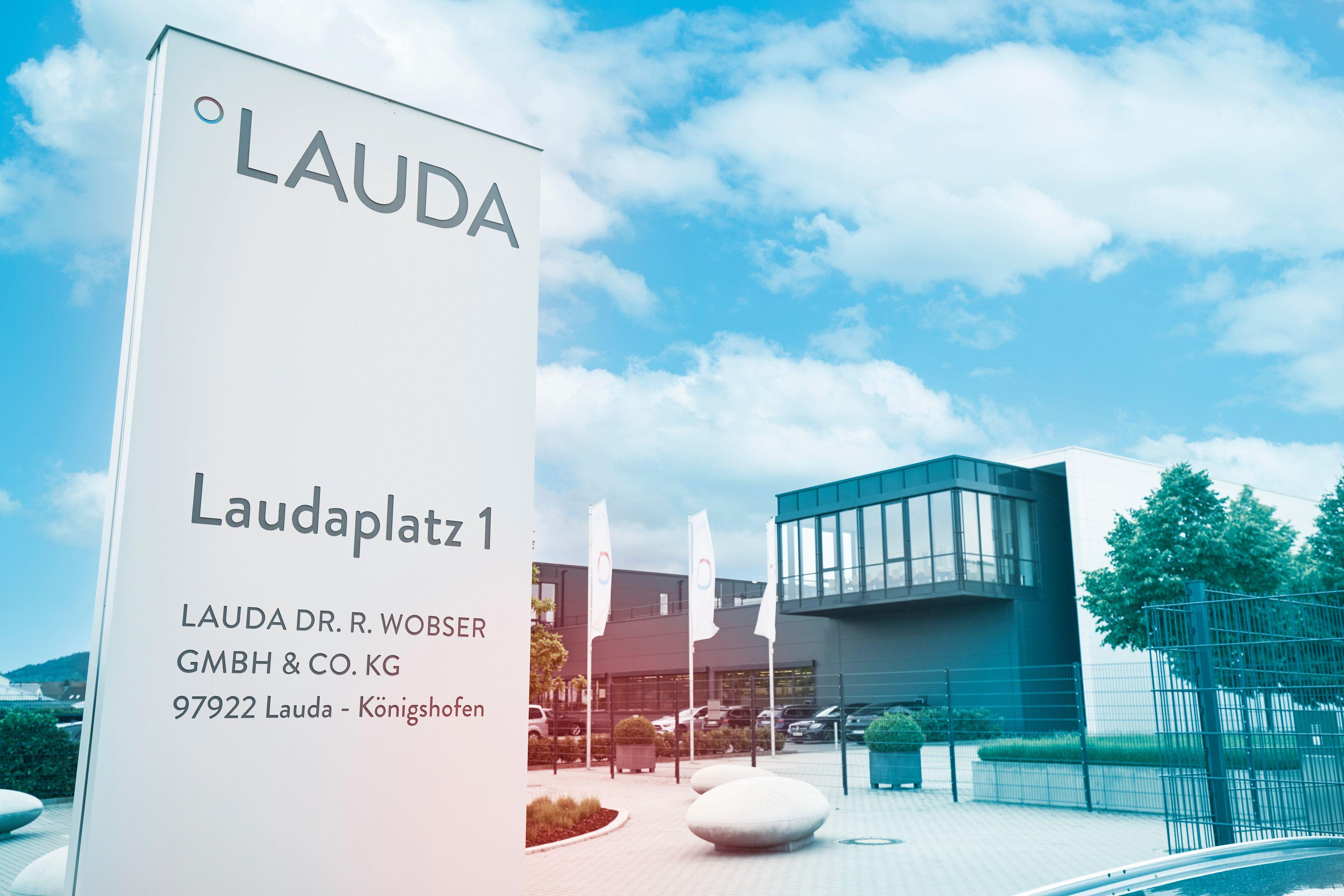 Blick auf das Firmenschild vor dem Firmengebäude. Lauda am Laudaplatz 1 in Lauda-Königshofen.