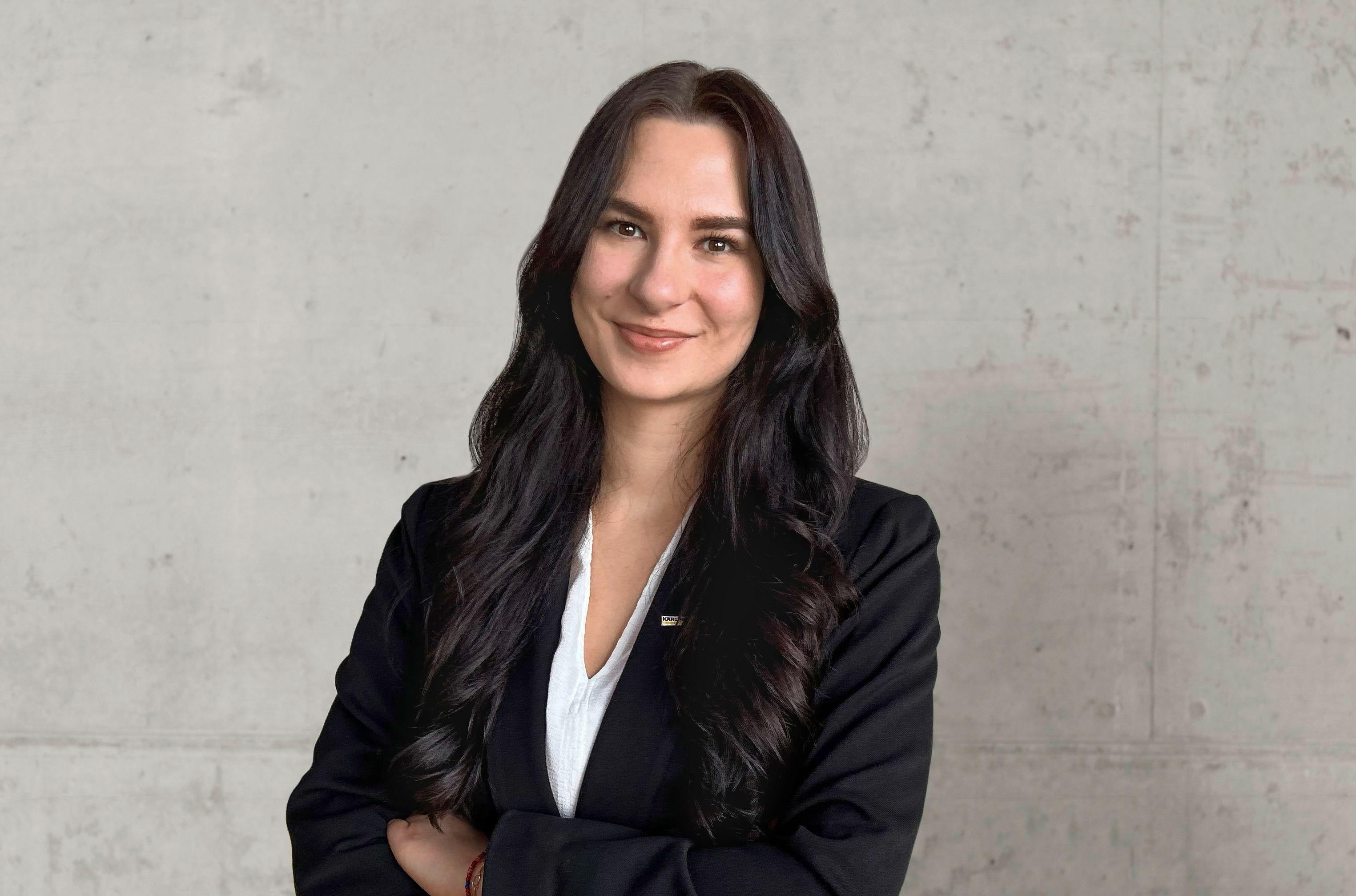 Lena Beck lächelt freundlich in die Kamera.