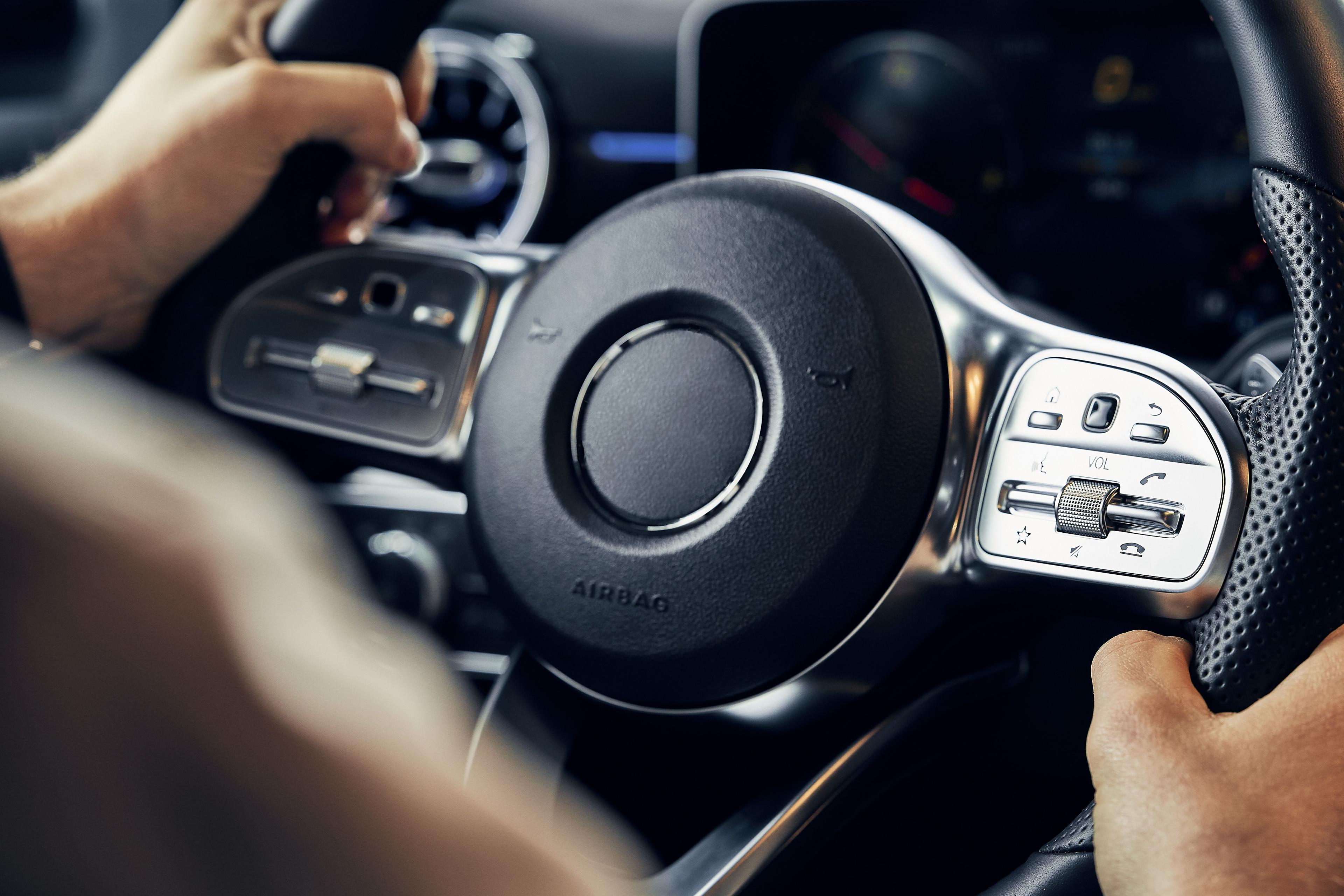 Lenkbedienfeld eines Autolenkrads.