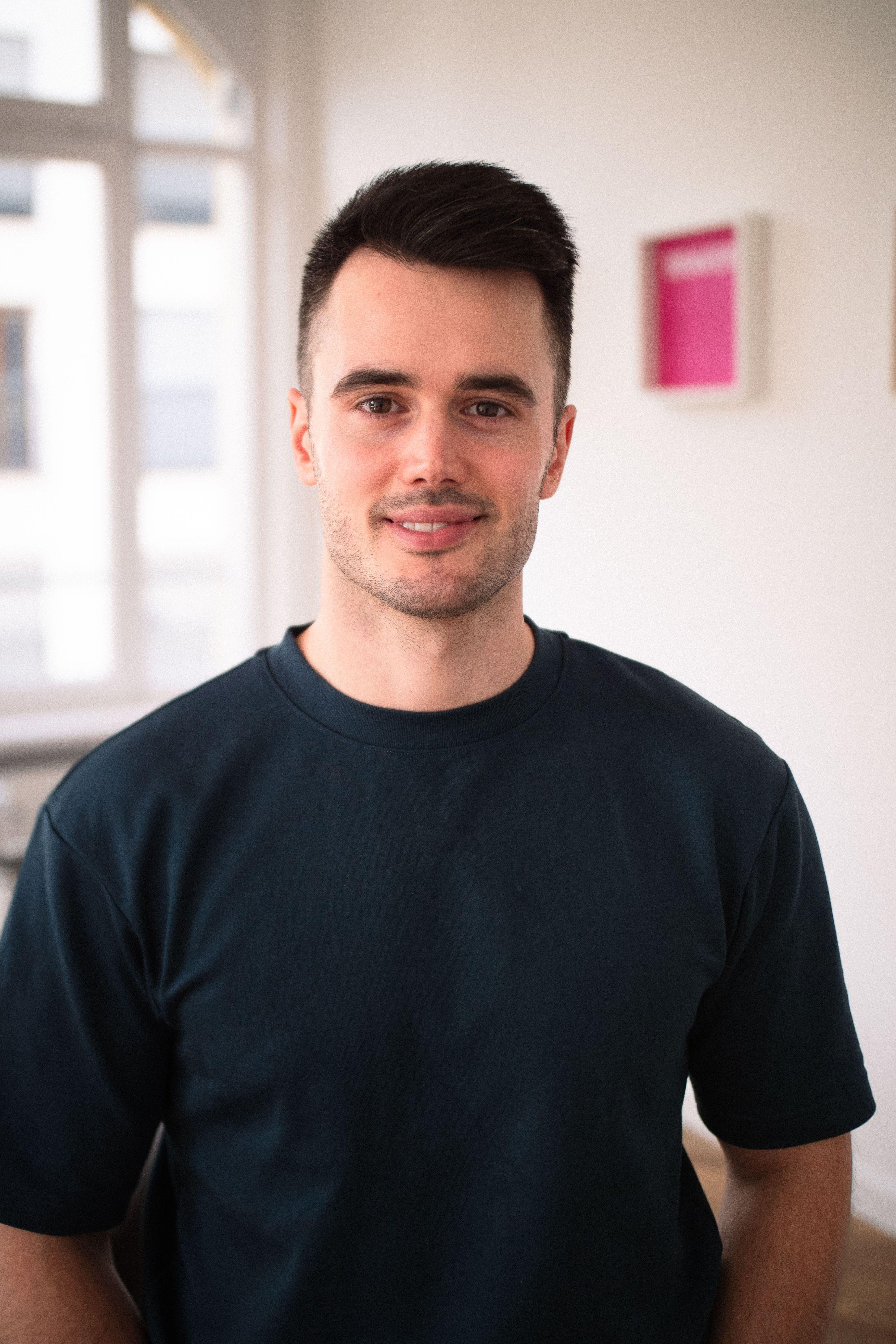 Porträtfoto von Nico Heby in schwarzem T-Shirt.