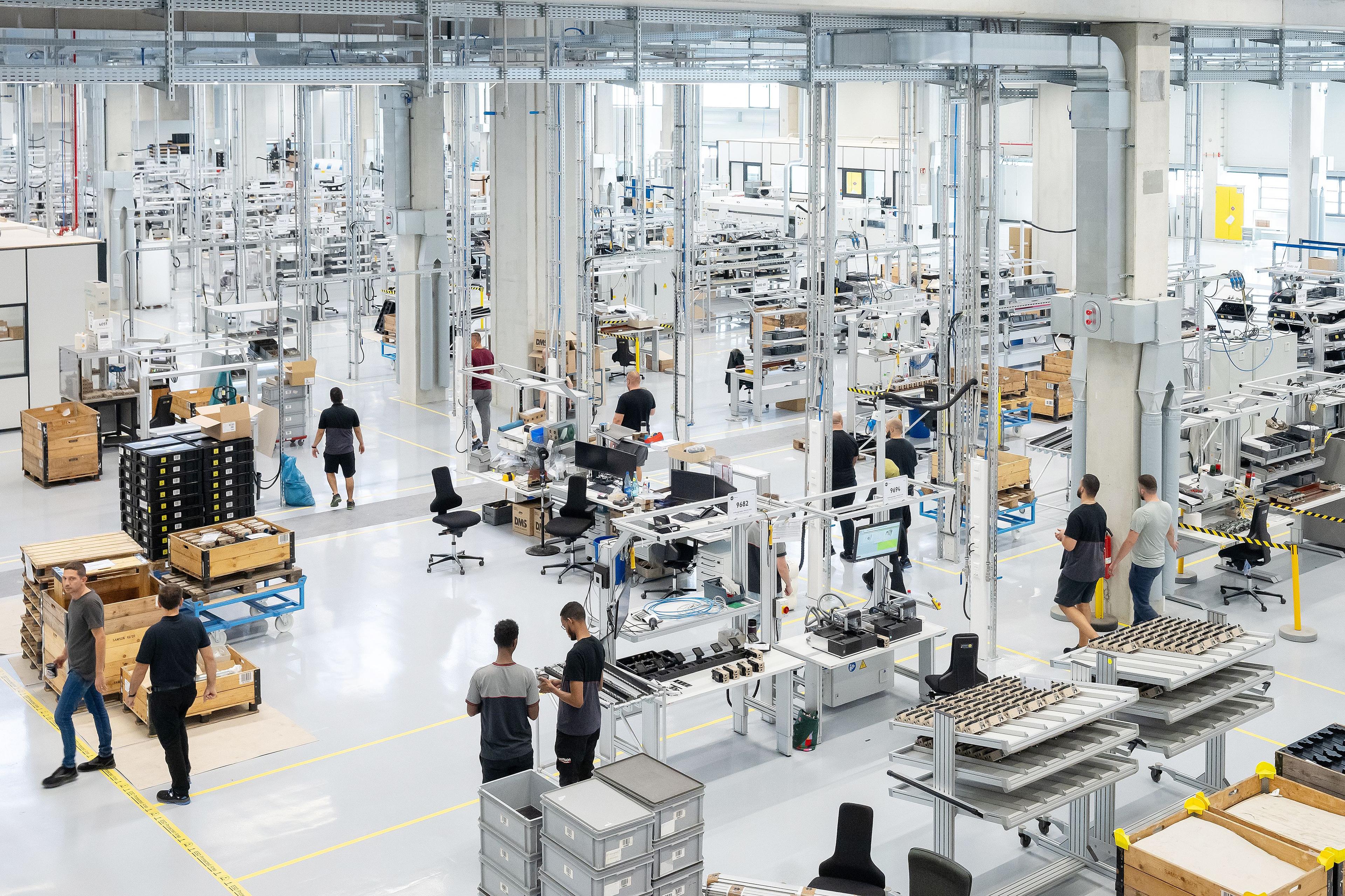 Blick in die neue Halle mit der Elektronikfertigung von Samson.