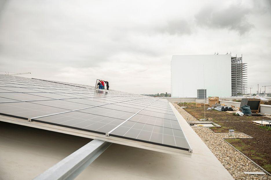 Solarmodule auf den Hallen des neuen Samson-Werks.