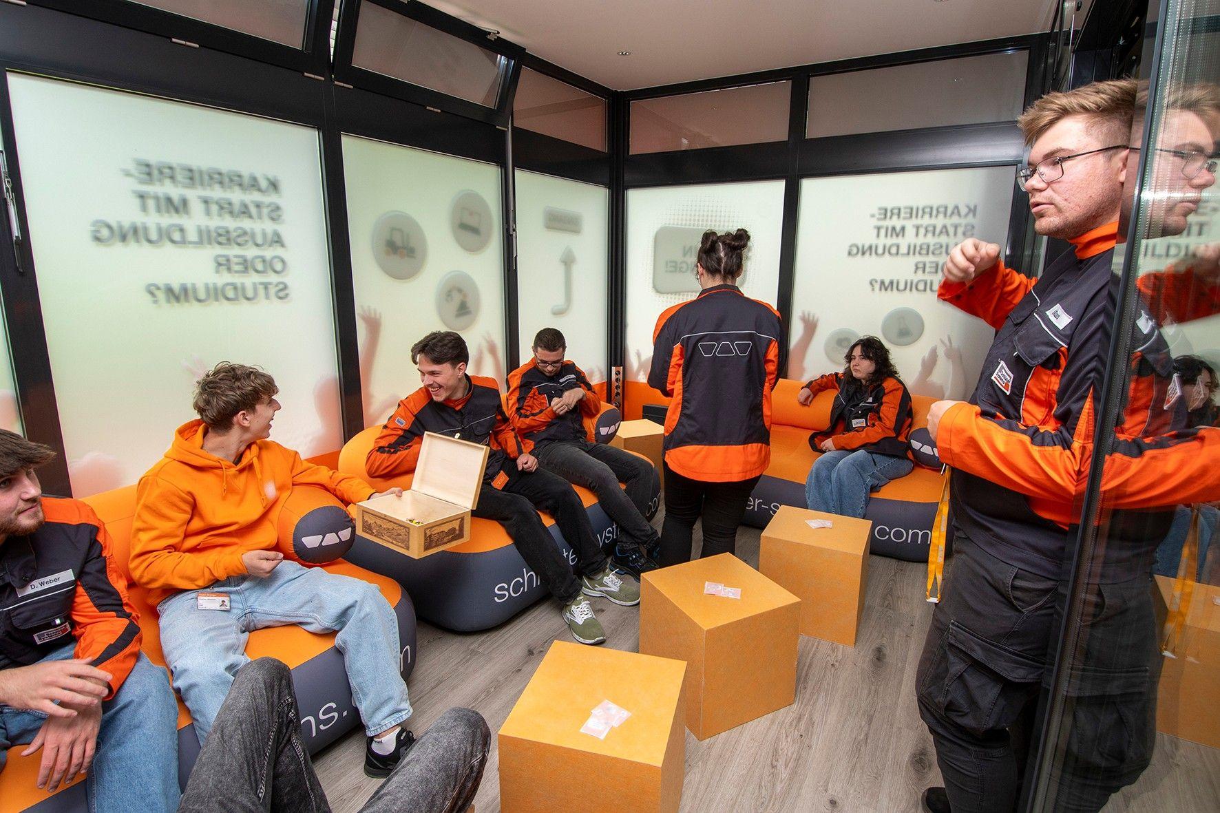 Mehrere Azubis sitzen im Lounge-Bereich der AzubiBox.