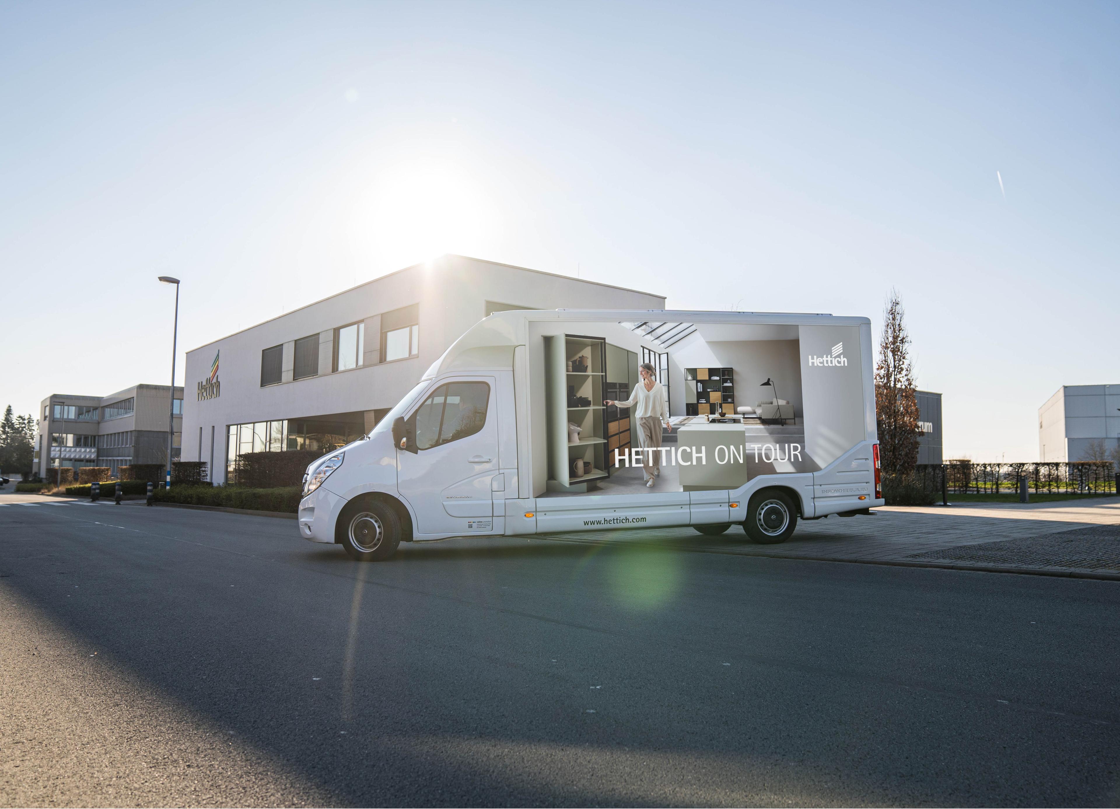 Der Showtruck von Hettich auf der Straße.