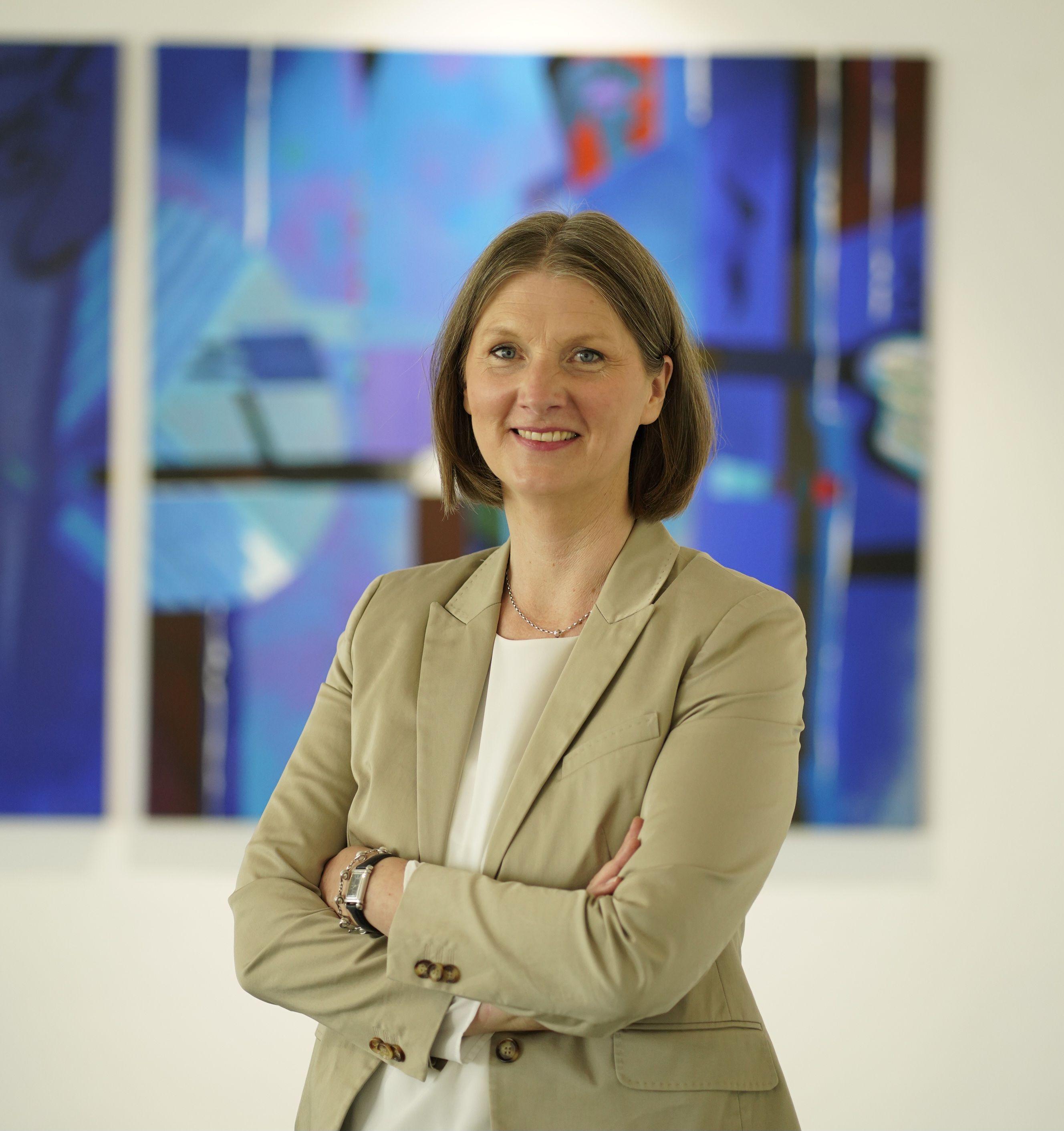 Silke Ewald schaut in die Kamera.