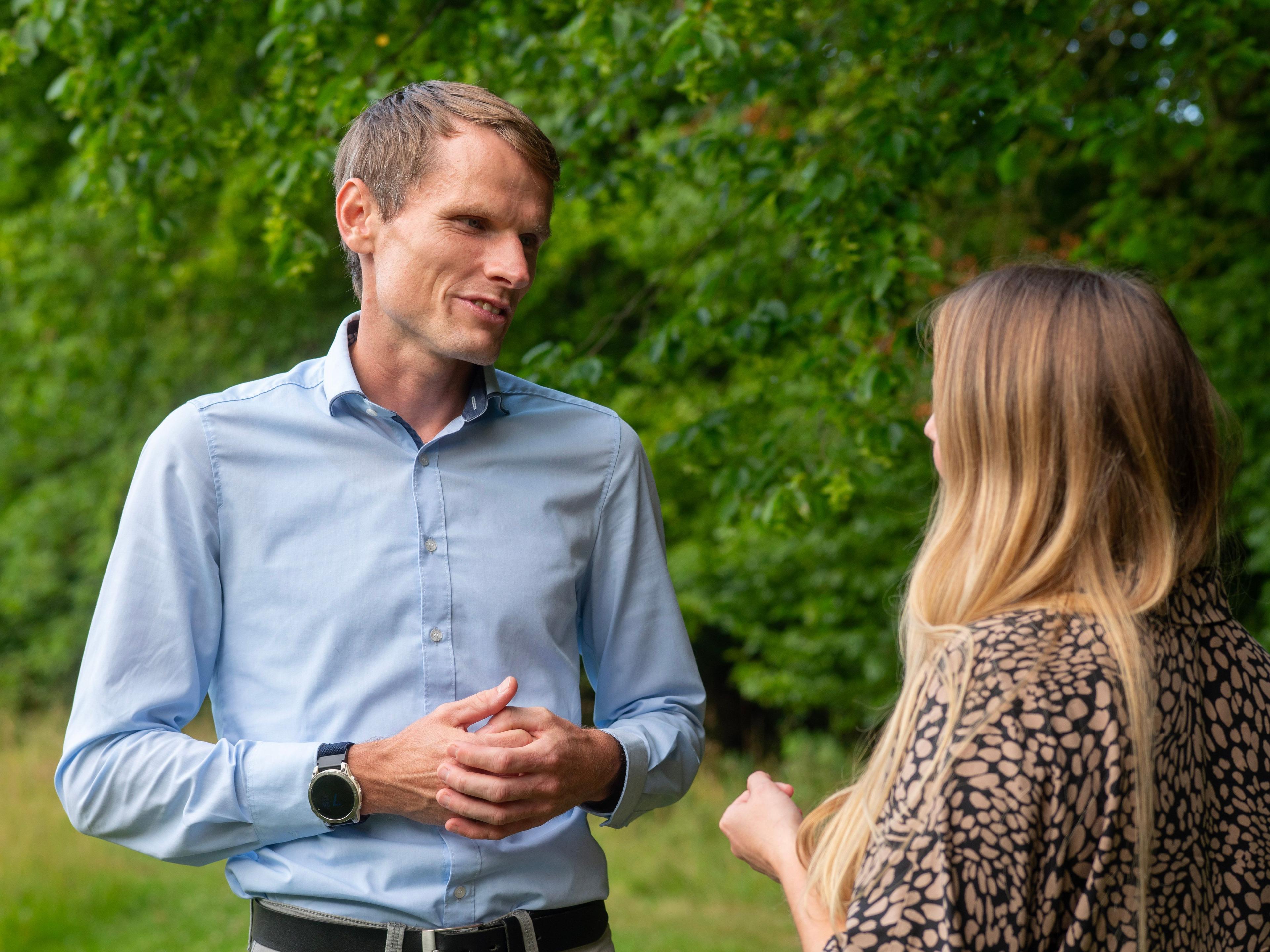 Frau und Mann unterhalten sich.