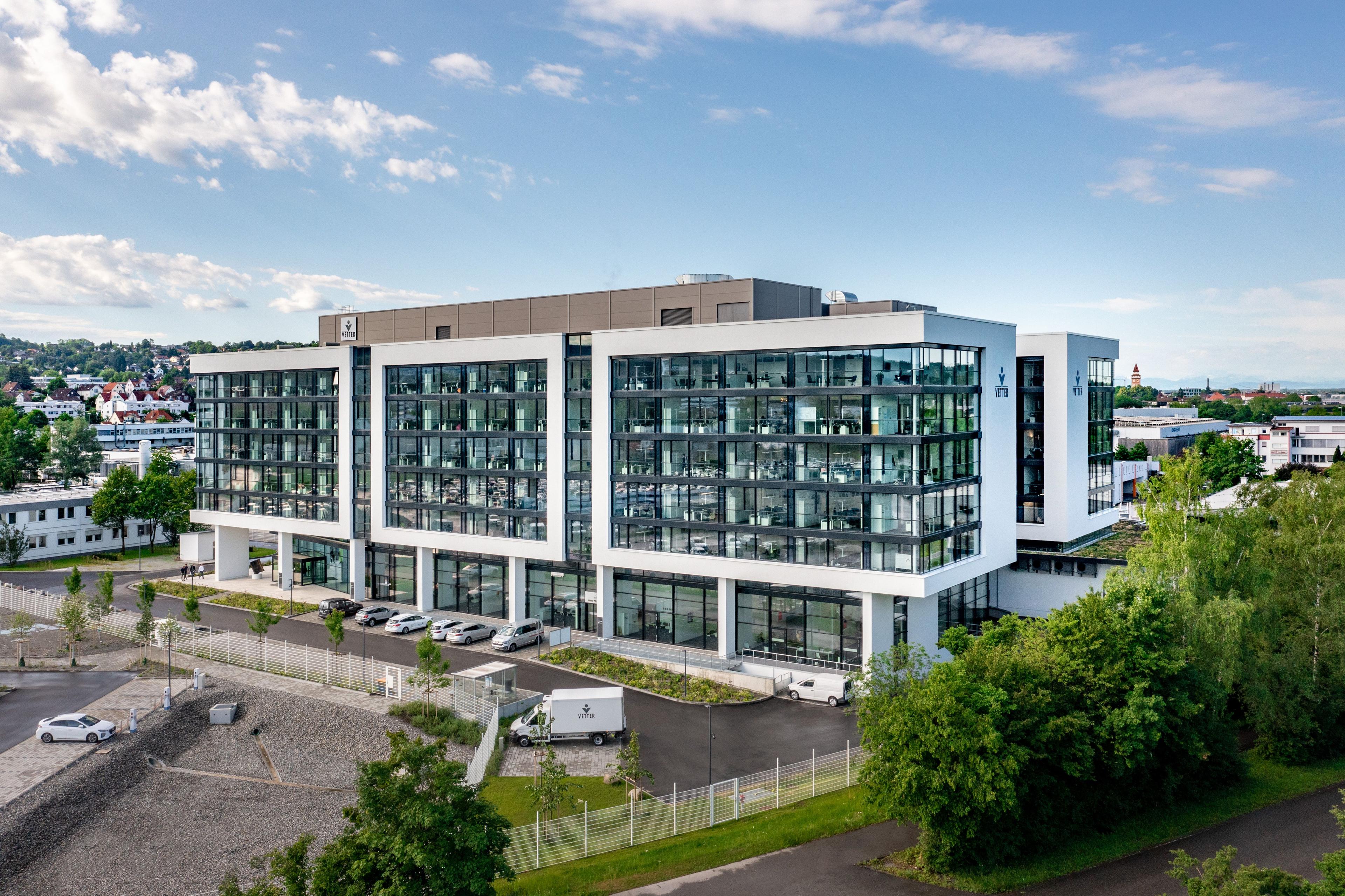 Das Headquarter von Vetter in Ravensburg, moderne Gebäude mit viel Glas.