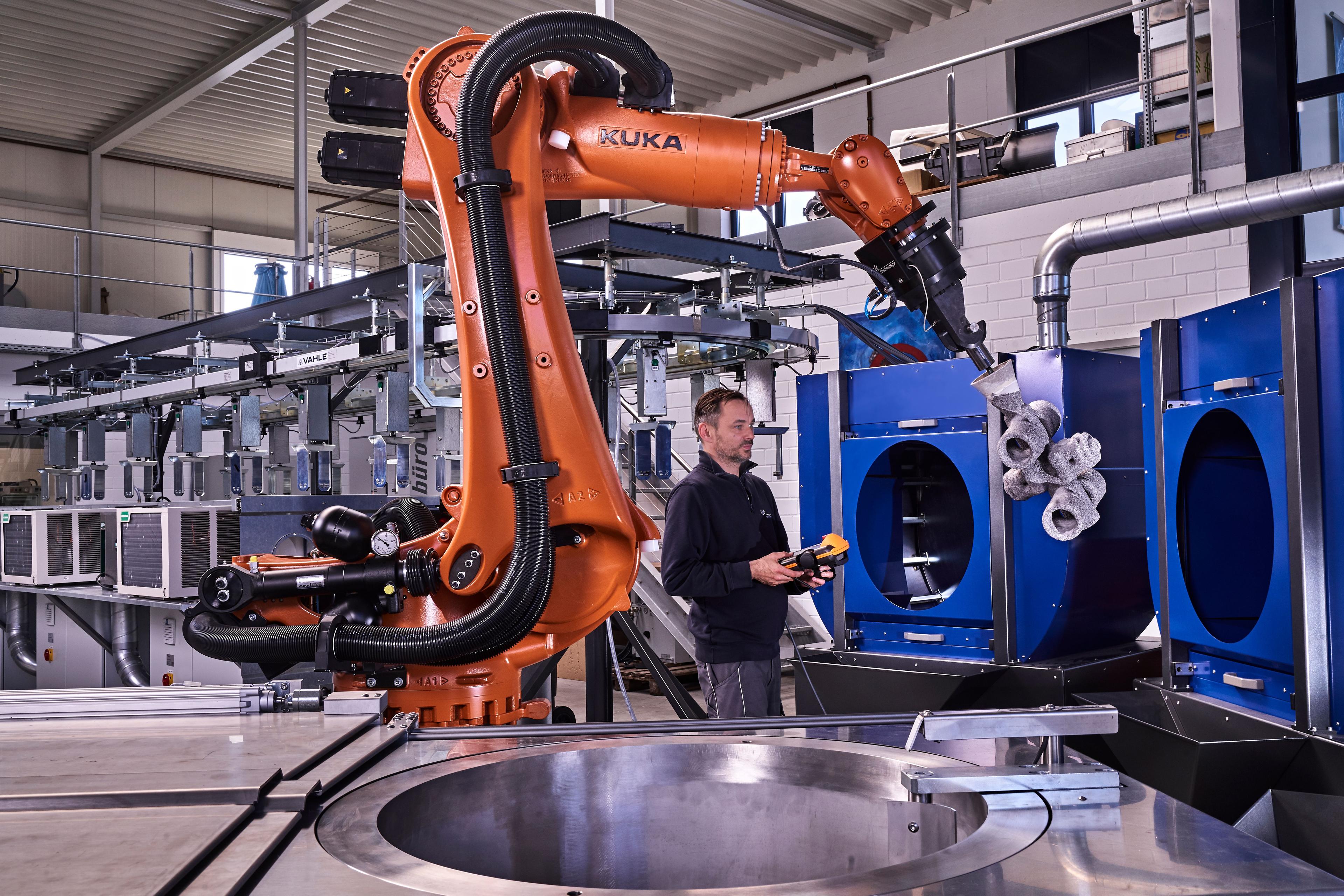 Ein Roboter in der Fertigungshalle von MK Technology.