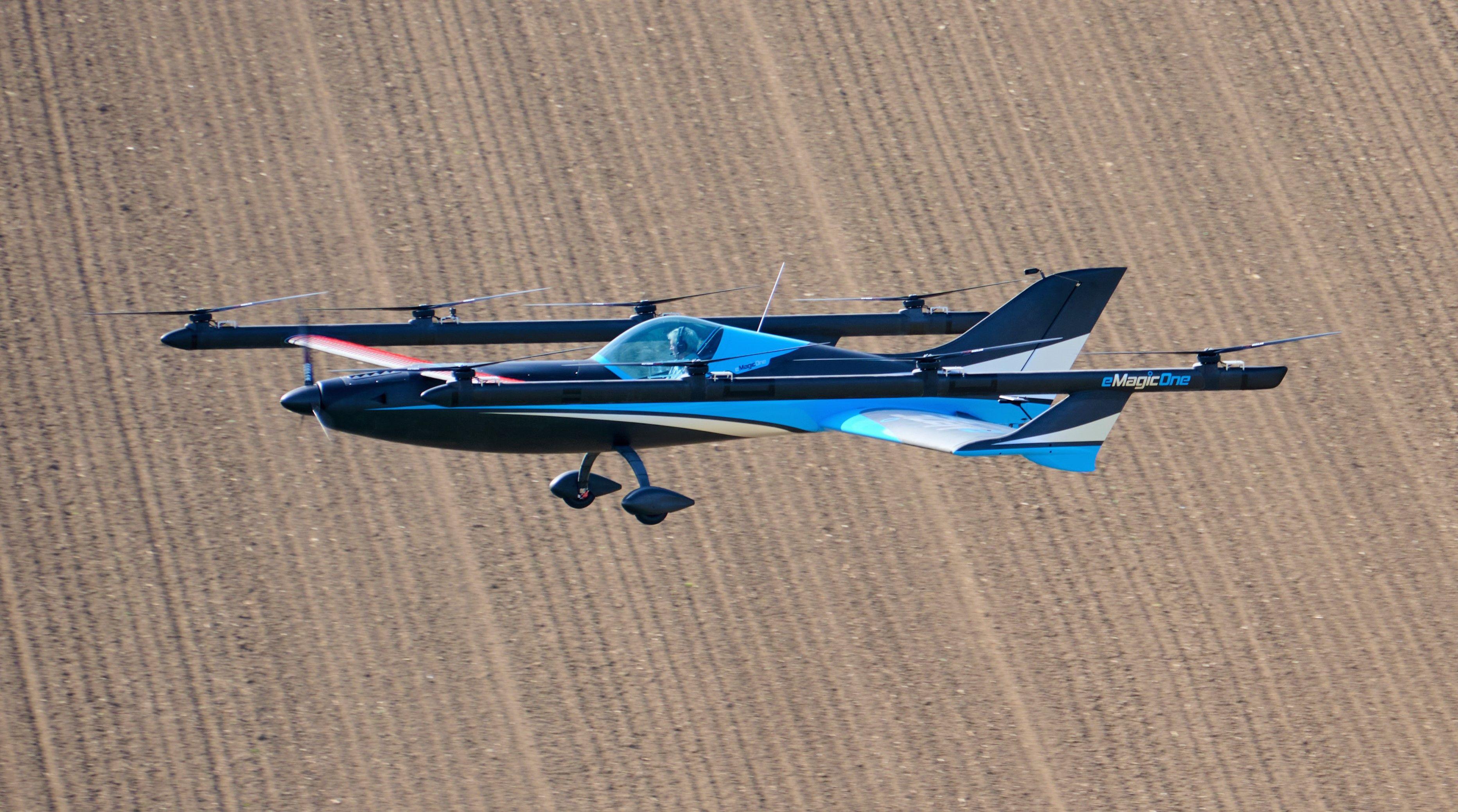 Das E-Flugzeug "eMagicOne" von MK Technology in der Luft.