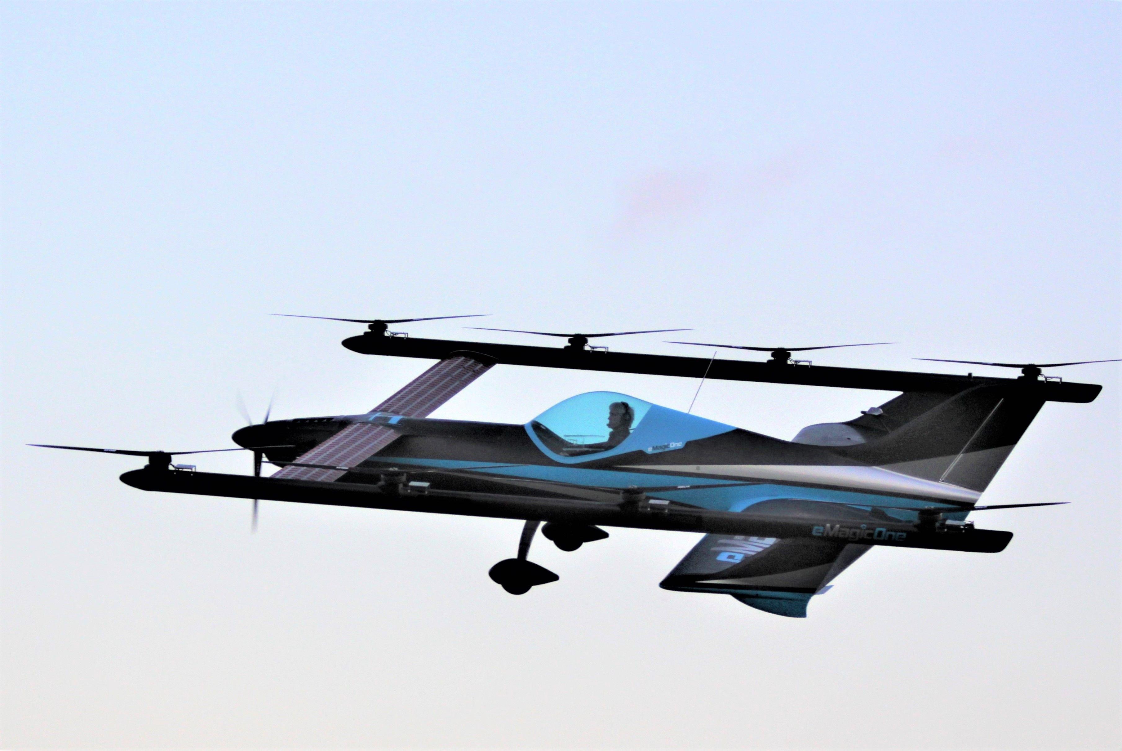 Das E-Flugzeug "eMagicOne" von MK Technology in der Luft.