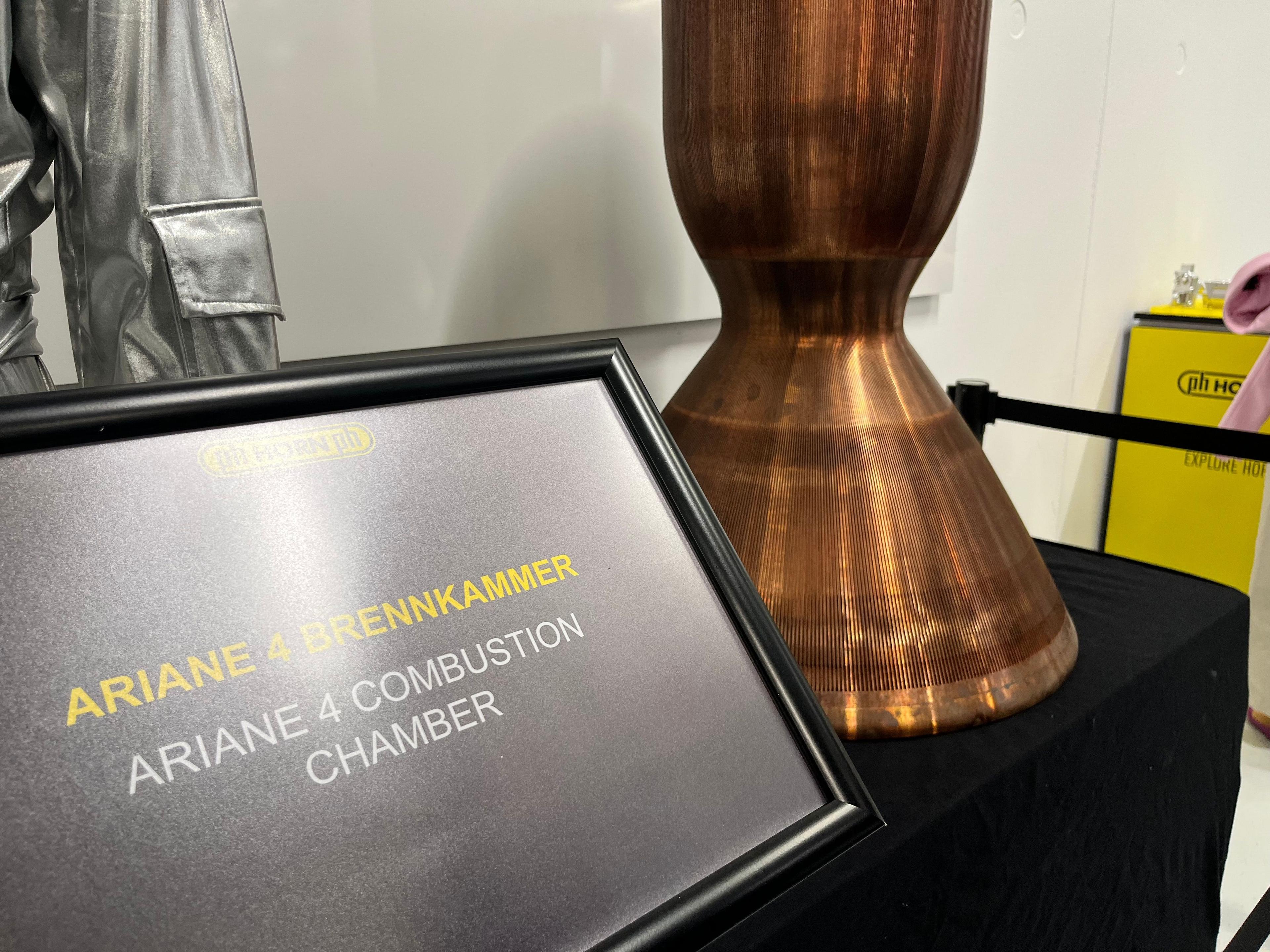 Weiteres beeindruckendes Exponat im Obergeschoss des Werk 2: Brennkammer der Ariane-4-Rakete.