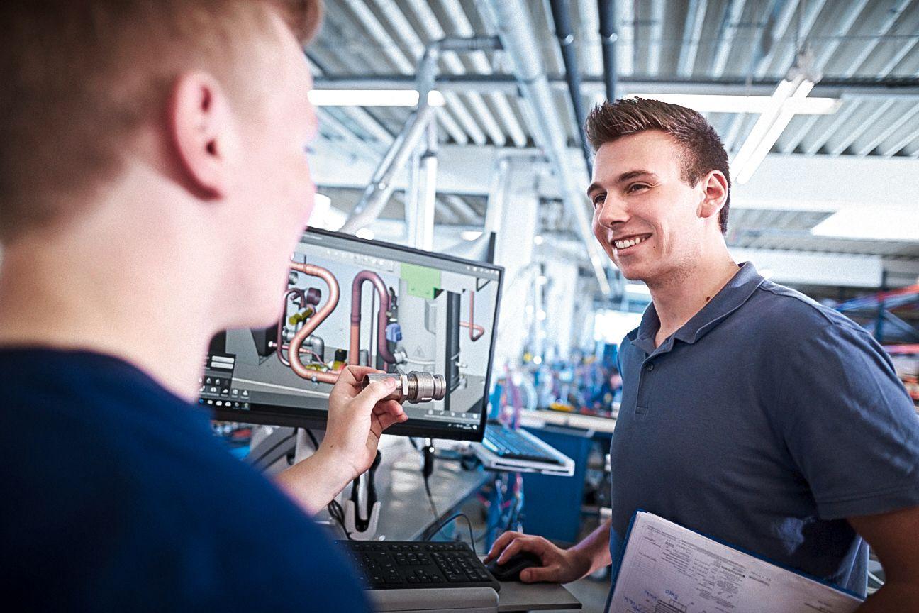 Zwei Mitarbeiter in der Produktion im Gespräch.