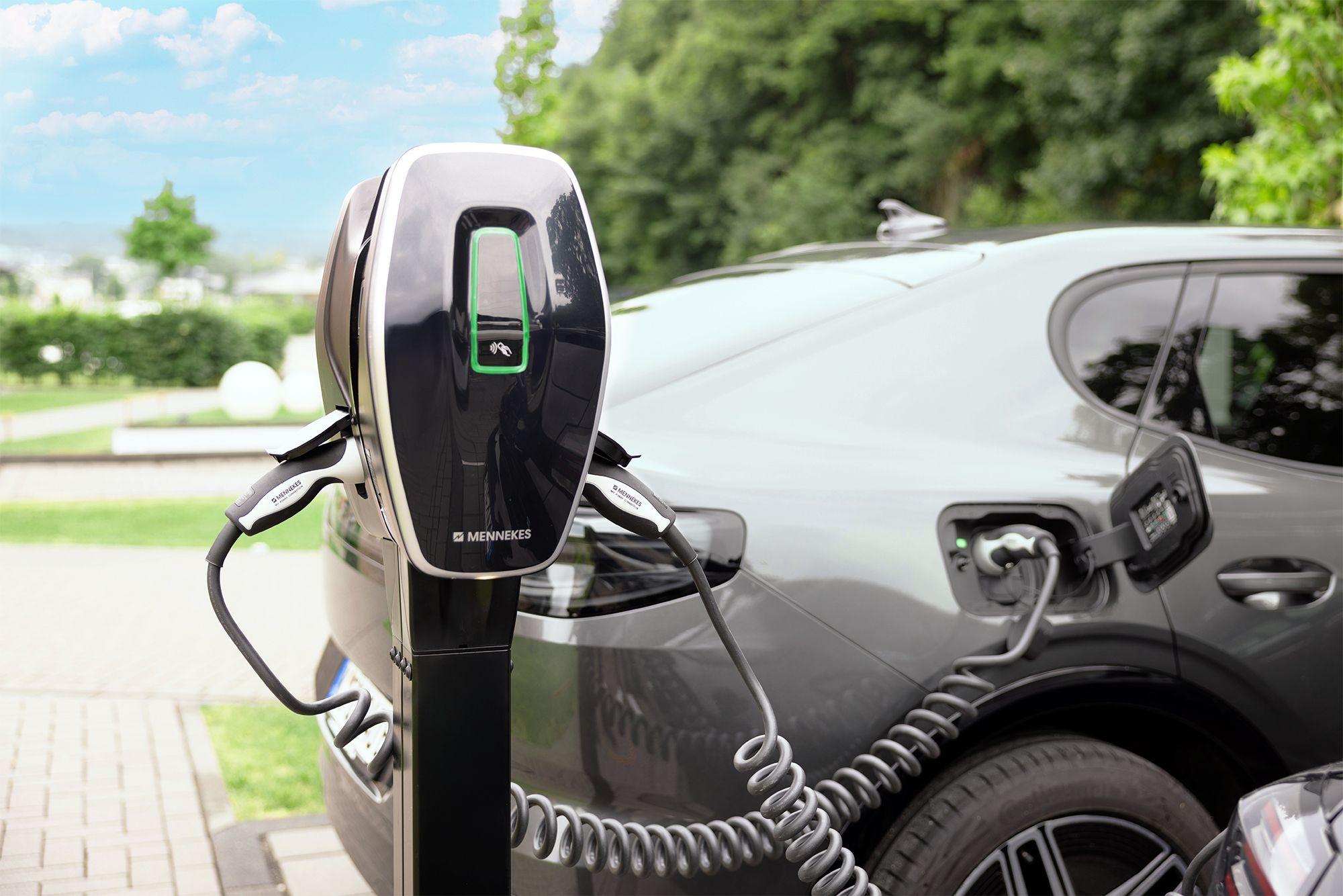 Ein Auto, das gerade an einer E-Ladesäule von Mennekes betankt wird.