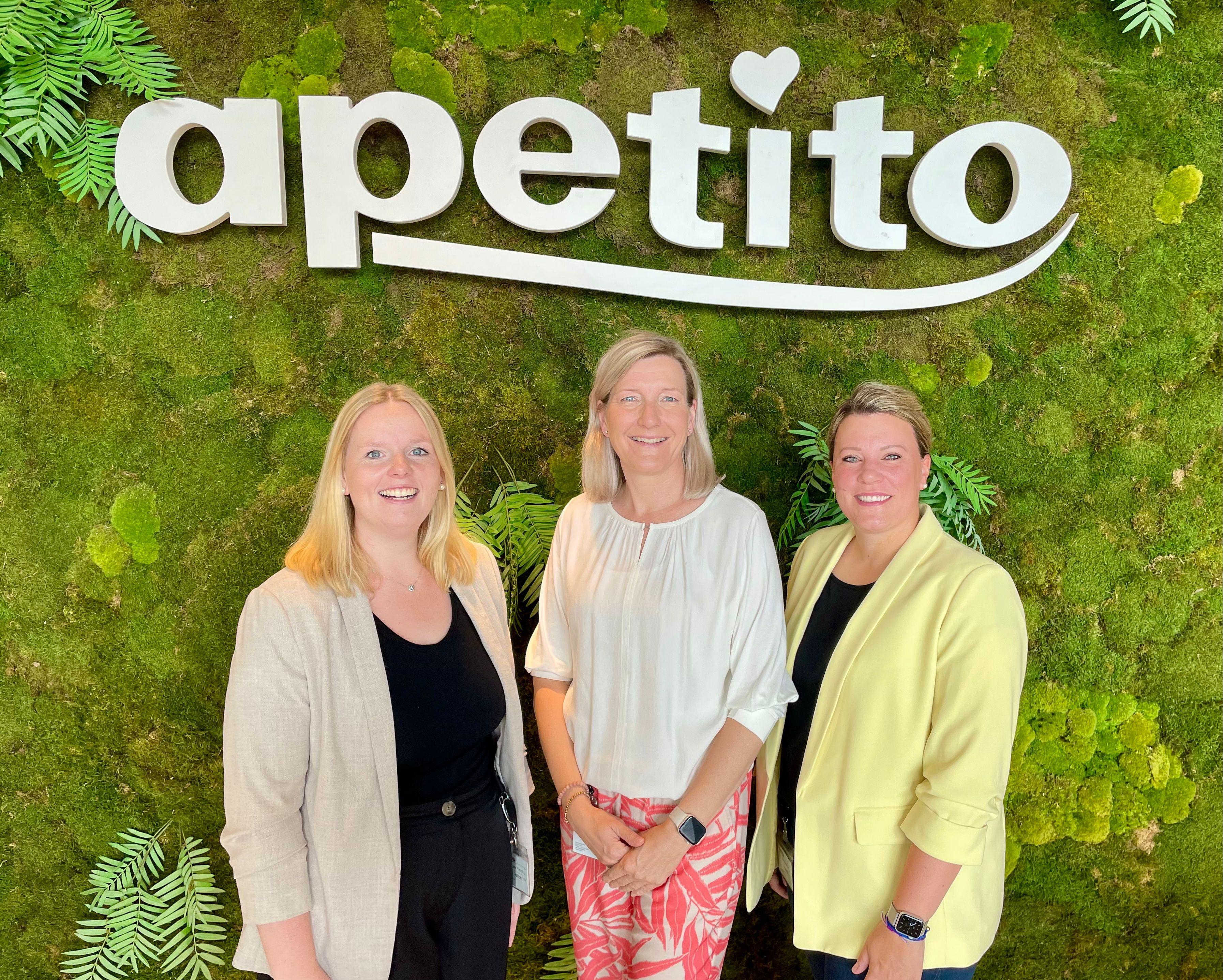 Freuen sich über die Angebote, die Apetito Mitarbeitenden zur besseren Vereinbarkeit von Berufs- und Familienleben macht (v.l.n.r.): Saskia Potthoff (HR Services), Sabina Hagedorn (HR Services) und Janine Diekhaus (HR Services)