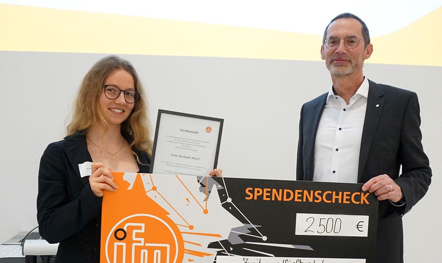 IFM zeichnet herausragende Elektrotechnik-Absolventin aus